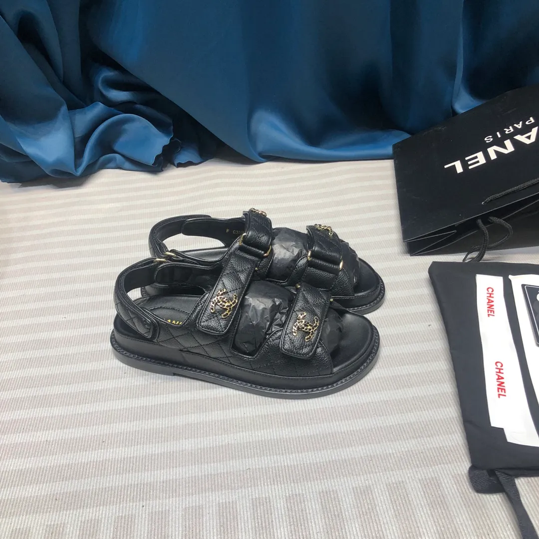 👟👟Ex-factory price 480👟👟 Women's shoes, women's clothing Chanel 2020ss new Velcro sandals, top counter quality (welcome🆚 comparison)💪 ⚠️As Chanel's classic shoe king, it is a hot item every summer. Once you start wearing sandals in summer, sports shoes will be relegated to the sidelines! Haha, the pattern will change a little every year, ⚠️2020 Chanel Spring and Summer New Season Double C Velcro Casual Sandals, 💯The upper adds more fashionable elements of Xiaoxiang, ⚠️Lingge electric embroidery. The upper is cowhide and the lining is sheepskin. It is comfortable and breathable to wear. It is very comfortable and versatile. ⚠️A very comfortable sandal for the feet! Size 35-40 (custom-made for 41)